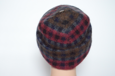 Женская шапка в клетку с отворотом фото