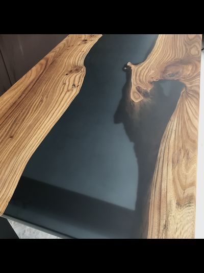 стол река с черной смолой из массива карагача