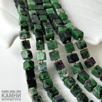 Цоизит с "рубином" красным корундом кубик 6,3-8,2х6,1-8,5 мм, цена за нить 19 см