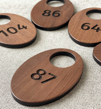 Номерки для гардероба из ореха. Подготовка макета, гравирока, покрытие лаком.