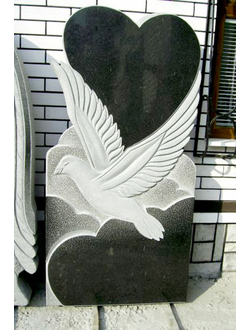 Фото вертикального бюджетного памятника на могилу с сердцем и гравировкой голубя в СПб