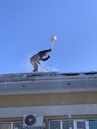 Очистка крыш от снега и наледи
