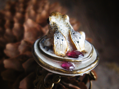 "Дневной светлячок Квакази", волшебное кольцо с лягушкой и натуральными родолитами