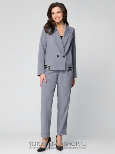 Женский брючный костюм серого цвета в полоску
