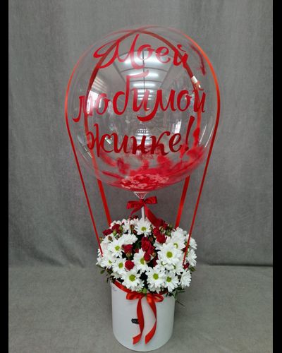 Воздушный шар с розами и поздравлением