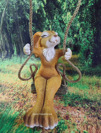 ЗАЙЧИХА МОДНИЦА  НА КАЧЕЛЯХ 28*18см   1,4кг   полистоун Россия 1649-012134   Заяц считается символом живительной силы, плодородия и жизненной энергии.