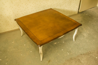 Журнальный стол квадратный с фигурной столешницей.