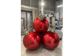 Композиция из больших шаров. Новогодняя уличная фигура