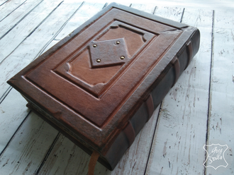 Кожаный ежедневник в стиле старинной книги с тиснением и гравировкой логотипа