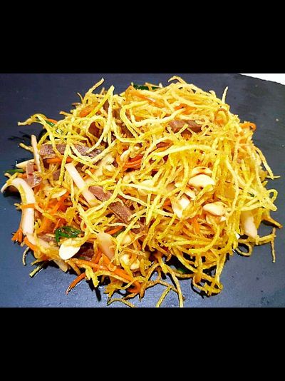с языком и арахисом под картофелем пай