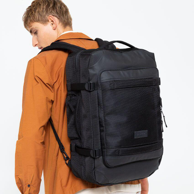 Парень с рюкзаком Eastpak Tranzpack CNNCT Coat