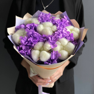 БУКЕТ ИЗ КРЕМОВОГО ХЛОПКА И СТАБИЛИЗИРОВАННОЙ ГОРТЕНЗИИ В ФИОЛЕТОВЫХ ОТТЕНКАХ - АРТ.СЦ2