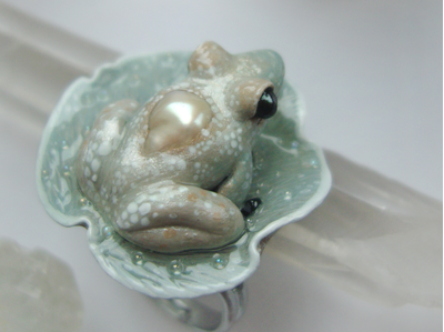 Коллекционное кольцо с лягушкой и жемчужиной "Капель в туманном саду"
