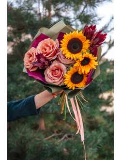 Букет с розами и подсолнухами