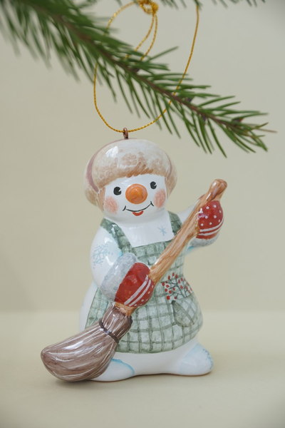 Снеговик с метлой