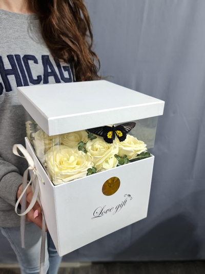 Букет роз в коробке с  бабочками №53