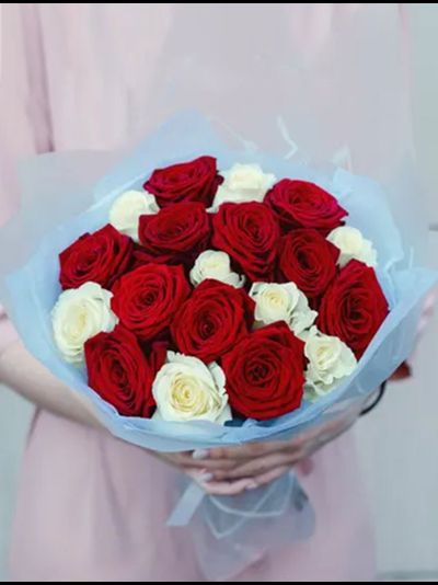 19 роз микс: красные и белые