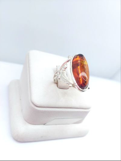 Кольцо "Лепесток" из коньячного янтаря