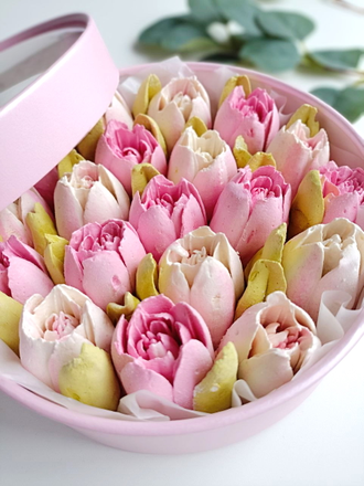 Шляпная коробка с тюльпанами из зефира (розовая)