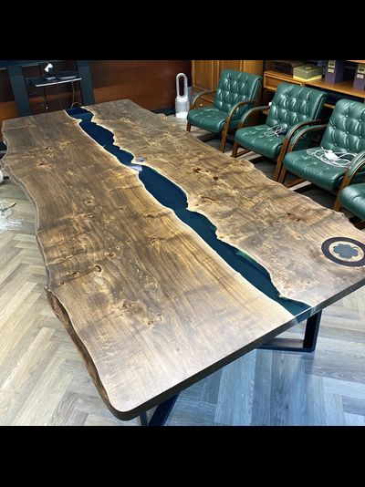 стол в переговорную из слэбов карагача и эпоксидной смолы