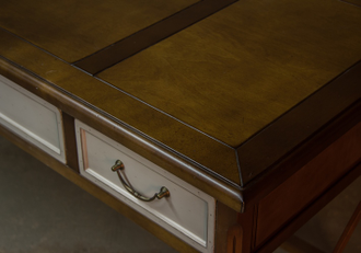 Письменный стол в комбинированных цветах с 3 ящиками.