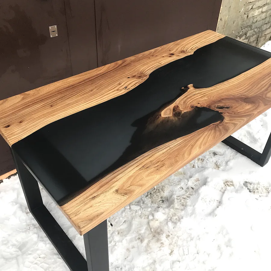 Стол с рекой дымчато-черного цвета. Работа spilcenter.com