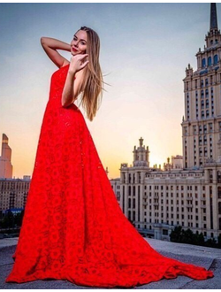 красное вечернее платье из гипюра