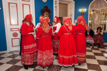 Народный коллектив студии традиционного костюма «Русские начала» готовятся к показу в галерее Глазунова.