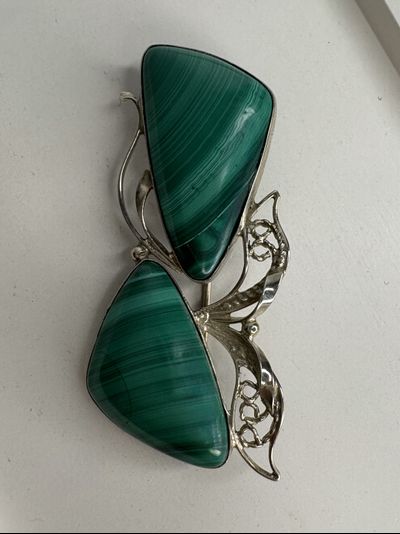 Броши с натуральными камнями в ассортименте