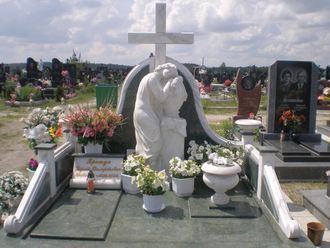 Фото памятника ангел с крестом с белым шаром на могилу в СПб