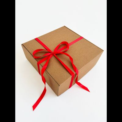 Большая подарочная коробка GILEV 37х37х14см с красной лентой и наполнителем крафт