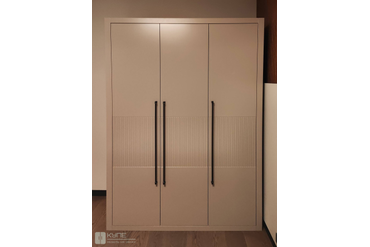 076 Шкаф с распашными дверями. Фасад: МДФ эмаль покраска NSC S4005-Y50R + реечная фрезеровка. Корпус: ЛДСП Egger H3146 ST19 Дуб Лоренцо бежево-серый. 