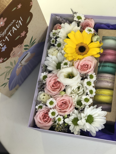 Коробочка с цветами и пирожным макаронс для Мамы