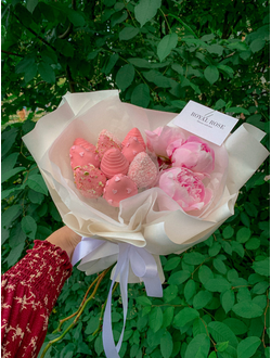 Пионы с клубникой в шоколаде