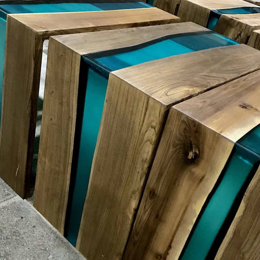 Стол-река из слэбов карагача в тонировке. Модель для крепления к стене. Работа spilcenter.com, отель, г.Сочи