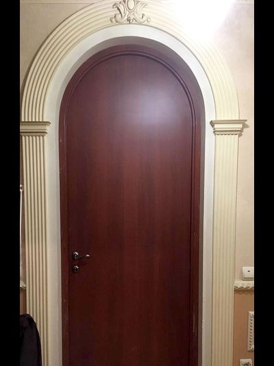 Гладкая арочная дверь