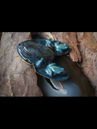 "Хранители озера Сбывающихся Грёз", коллекционная брошь с лабрадоритом и лягушками