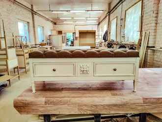 Пуф с двумя ящиками и декором.