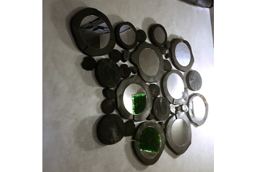 Декор стен в ресторане спилами необычной формы и зеркалами. Ресторан "Розмарин", г.Курган. Работа spilcenter.com