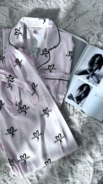 Пижама Виктория Сикрет розовая с логотипом Victoria's Secret