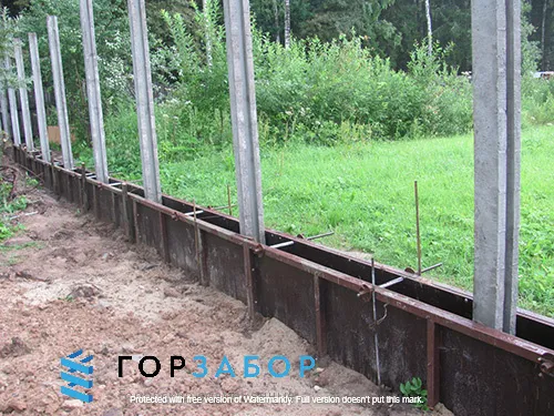 Монтаж ленточного монолитного фундамента под забор