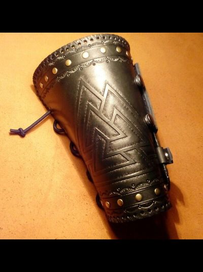 Наруч с ножом Валькнут.