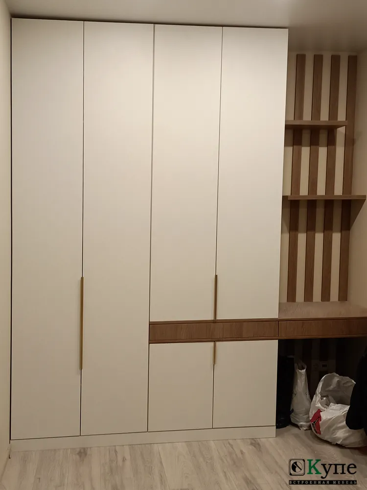 024 Шкаф распашной в прихожей