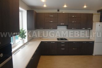 Кухонный гарнитур, угловой, габаритные размеры: по стенам - 453 см. на 345 см.