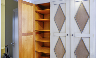 Шкаф для одежды трехстворчатый с декором ромбы.