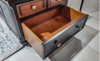 Вешалка узкая для прихожей с каретной стяжкой и нижней тумбой.