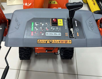 Снегоуборщик АЛЬКОР МСБ-7,0/610/520Ф очищает снег эффективно.