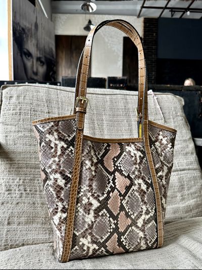 Женская сумка из натуральной кожи с тиснением «питон», цвет бежевый, Vera Pelle  Арт.029916