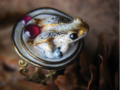 "Дневной светлячок Квакази", волшебное кольцо с лягушкой и натуральными родолитами