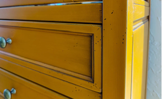 Узкая витрина с тремя ящиками, апельсин.